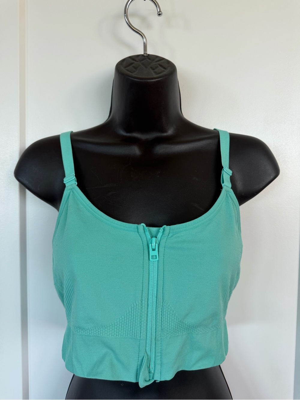 SPORTS BRA-ATHLETIC WORKS DRI MORE  SIZE LARGE ATTRACTIVE ZIP FRONT SPORTS BRA